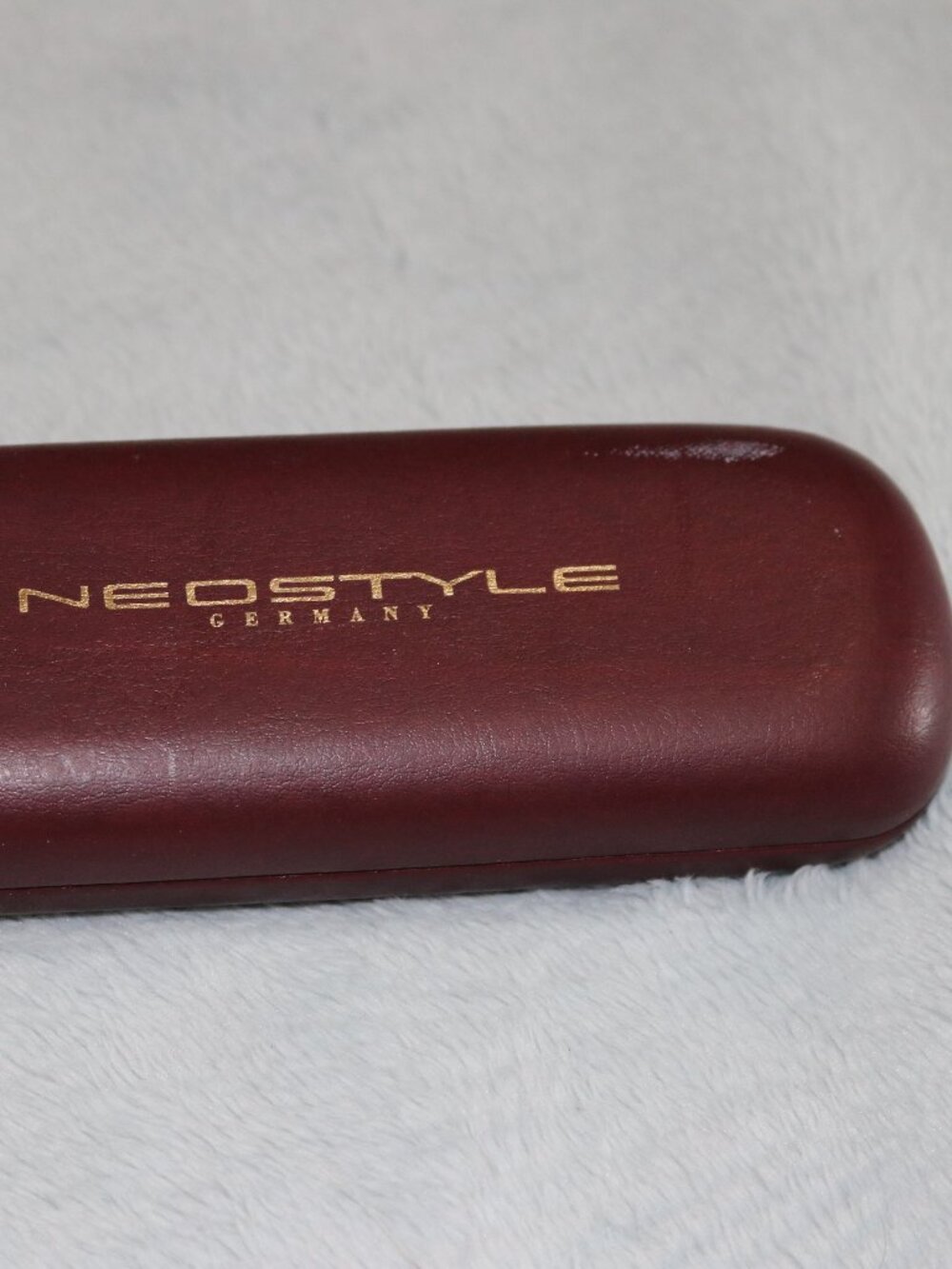 Neostyle eyeglass case, burgundy.